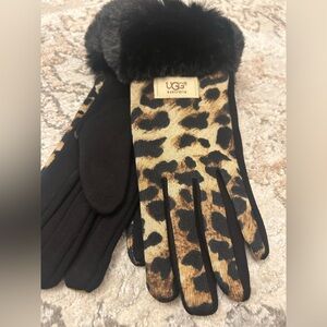 NWT UGG Gloves velvety soft and stretchy touchscreen accessible